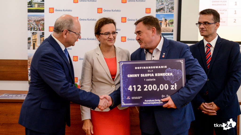 Drogi z dofinansowaniami. Wojewoda rozdała promesy [wideo, zdjęcia]