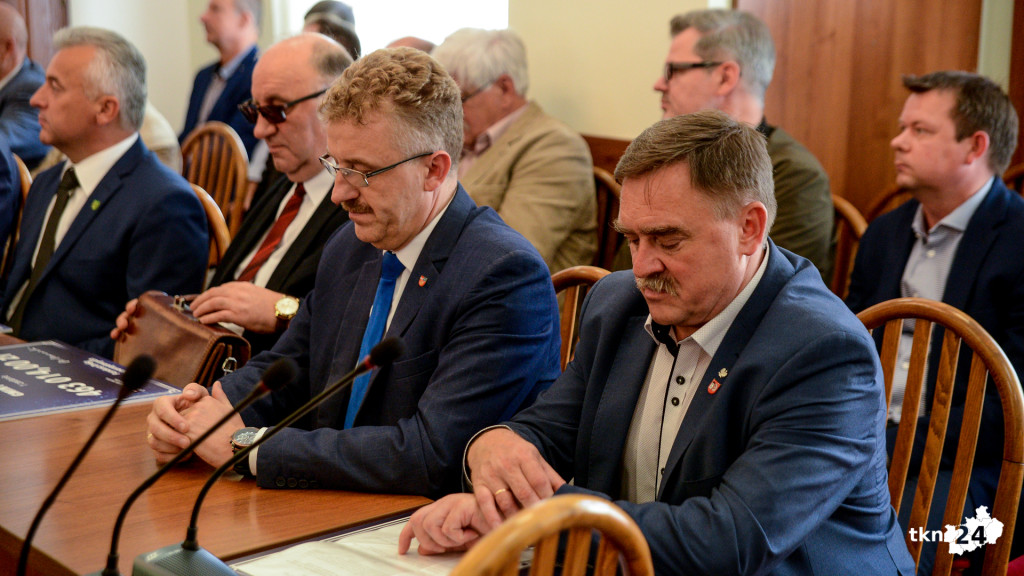 Drogi z dofinansowaniami. Wojewoda rozdała promesy [wideo, zdjęcia]