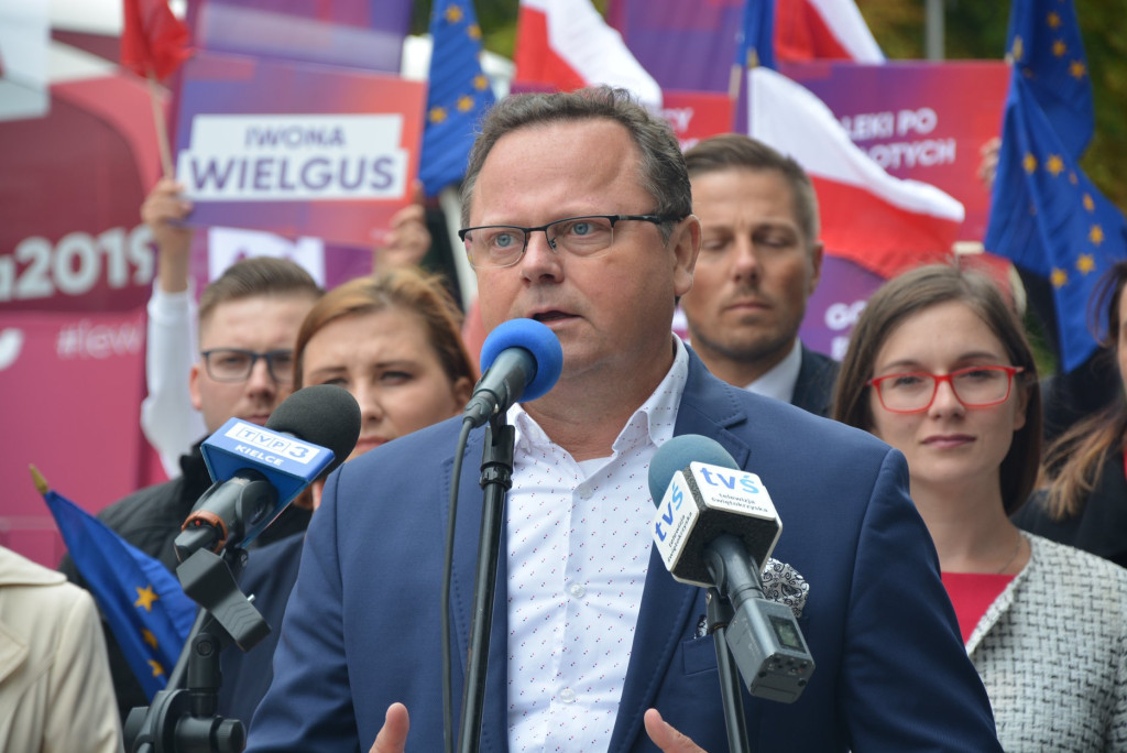 Lewicobus przejechał przez Świętokrzyskie. W środku Zandberg i Szejna [wideo, zdjęcia]