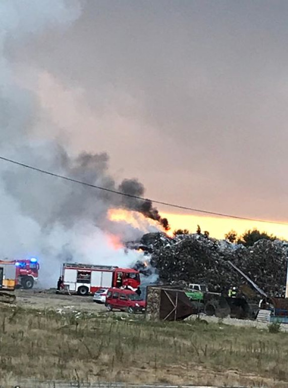 WIDEO: Ponowny pożar składowiska w gminie Fałków [zdjęcia, wideo]