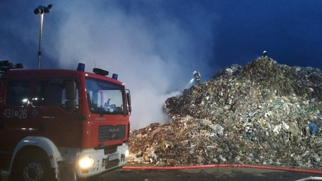 WIDEO: Ponowny pożar składowiska w gminie Fałków [zdjęcia, wideo]