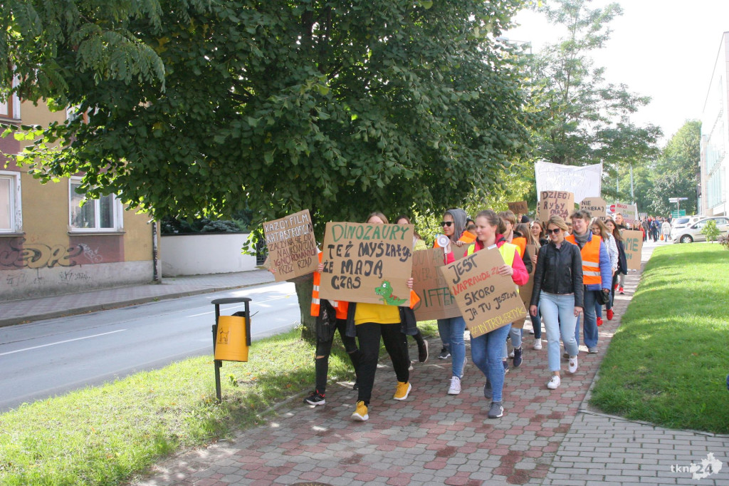 Konecka młodzież protestowała w sprawie klimatu [wideo, zdjęcia]