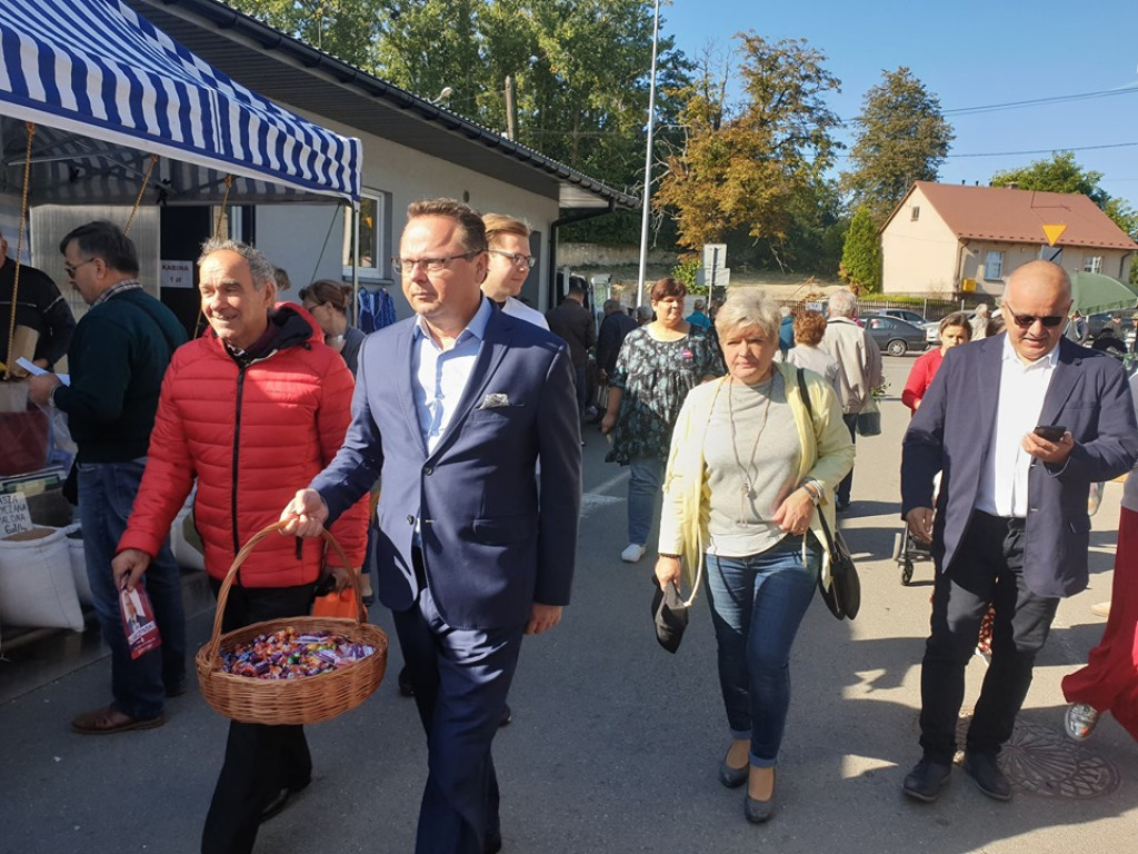 Szejna ruszył busem w Świętokrzyskie. Zaprasza na kawę z Prezydentem Kwaśniewskim [zdjęcia]