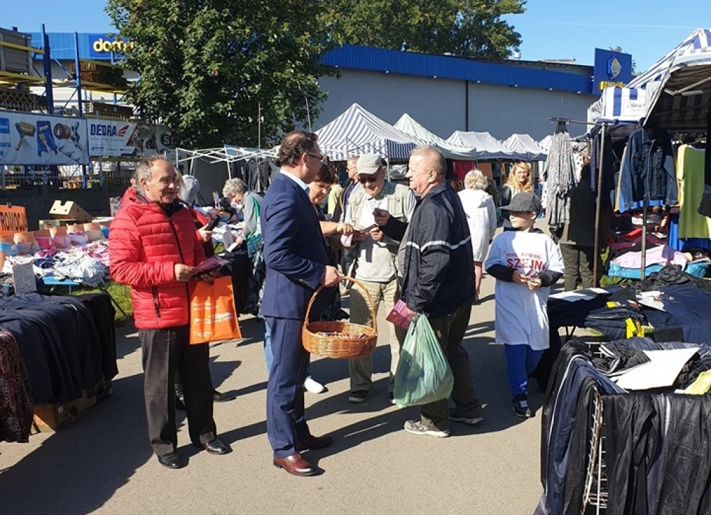 Szejna ruszył busem w Świętokrzyskie. Zaprasza na kawę z Prezydentem Kwaśniewskim [zdjęcia]