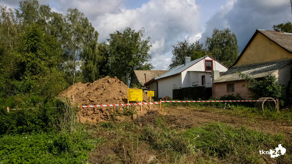 Maszt telefonii stanie pośrodku wsi? Protestują mieszkańcy! [wideo]