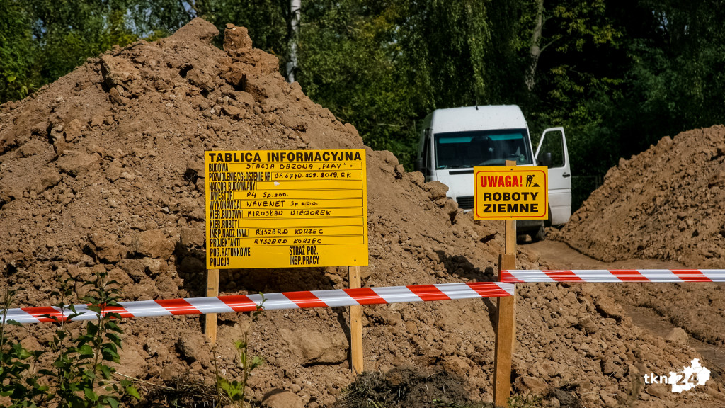Maszt telefonii stanie pośrodku wsi? Protestują mieszkańcy! [wideo]