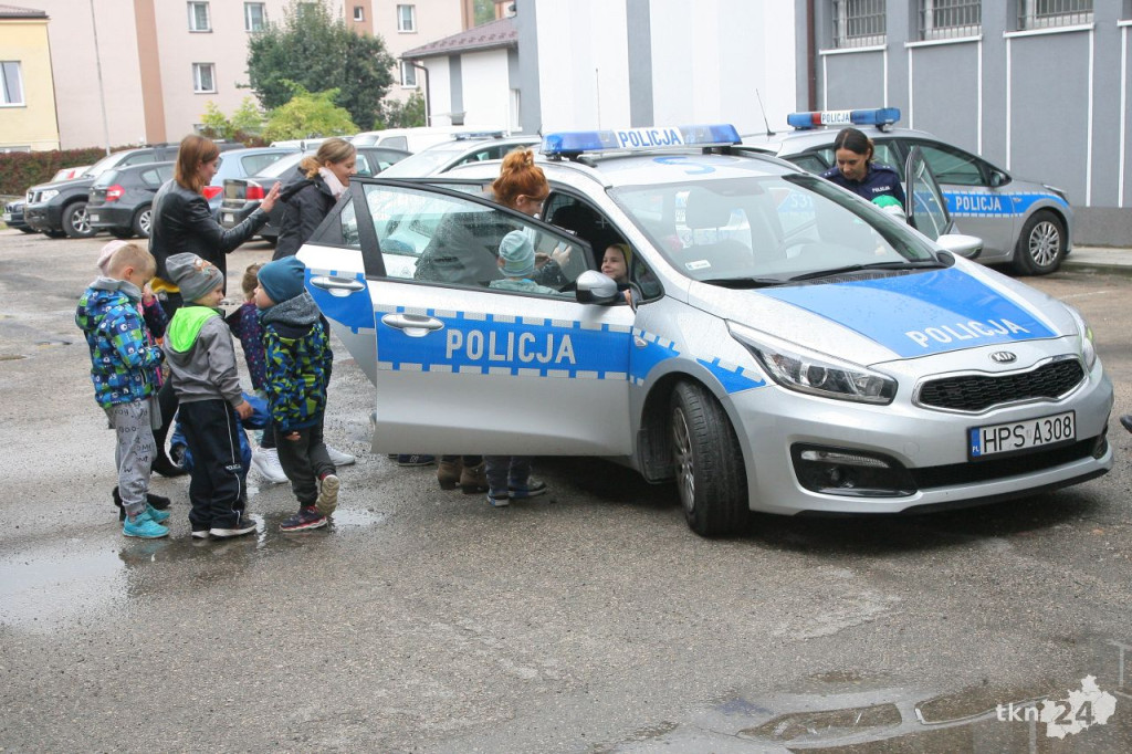 Bądź widoczny na drodze. Akcja policji z przedszkolakami [wideo, zdjęcia]