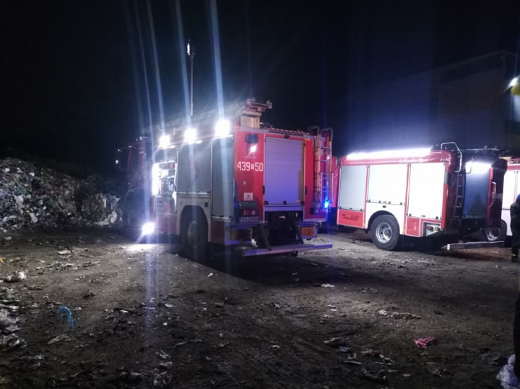 Strażacy znów gaszą wysypisko w Fałkowie! [zdjęcia]