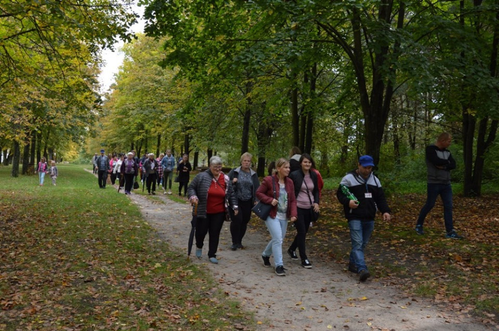 Uczestnicy konkursu dożynkowego odwiedzili Tokarnię ze starostą [zdjęcia]