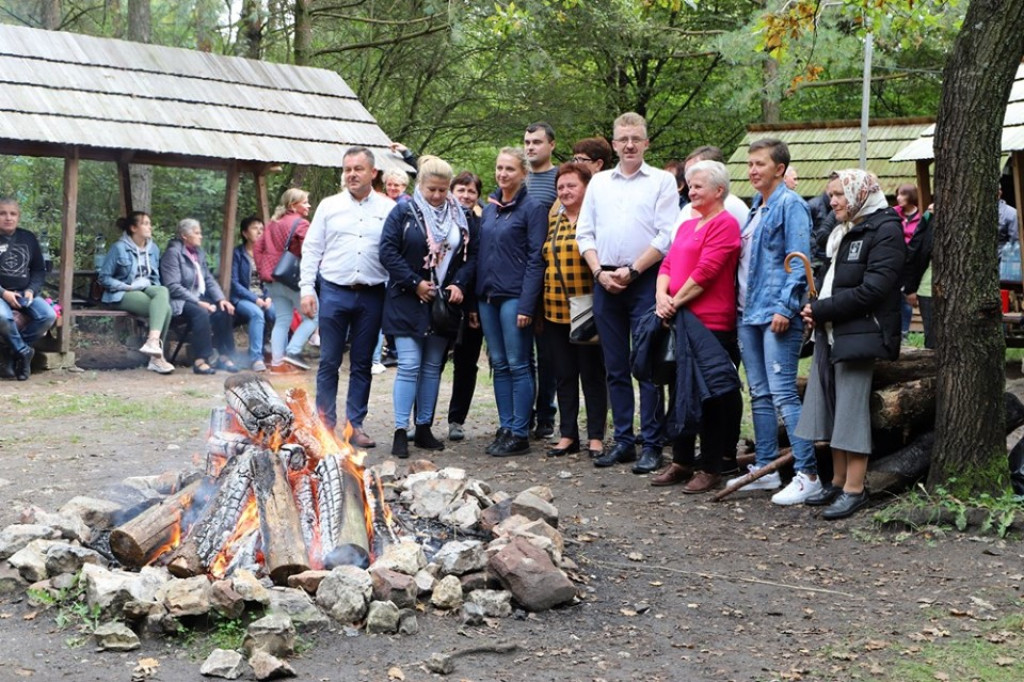 Uczestnicy konkursu dożynkowego odwiedzili Tokarnię ze starostą [zdjęcia]