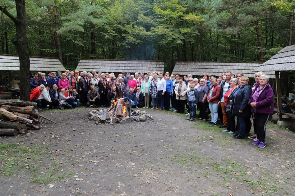 Uczestnicy konkursu dożynkowego odwiedzili Tokarnię ze starostą [zdjęcia]