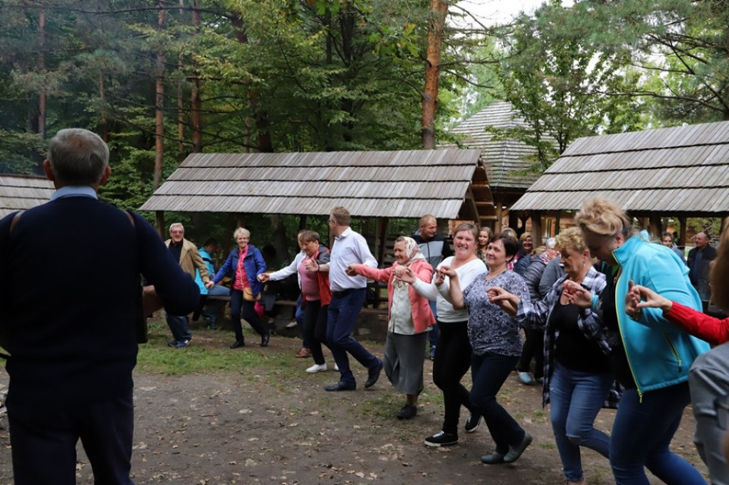 Uczestnicy konkursu dożynkowego odwiedzili Tokarnię ze starostą [zdjęcia]