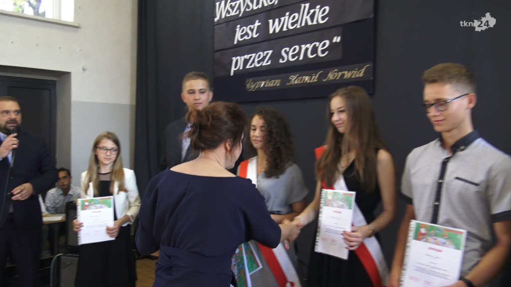 Wyjątkowy święto edukacji w II LO. Rozdano mnóstwo stypendiów [wideo, zdjęcia]