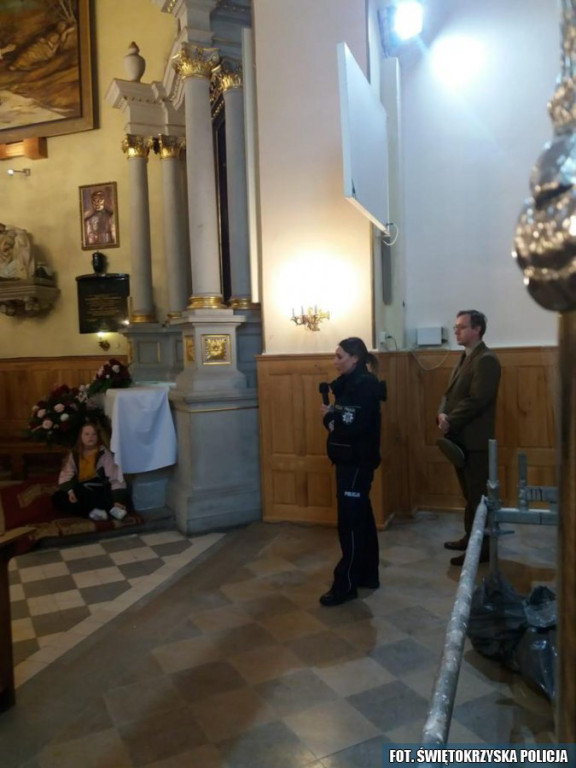 Policjanci przeprowadzili apel profilaktyczny w koneckiej kolegiacie