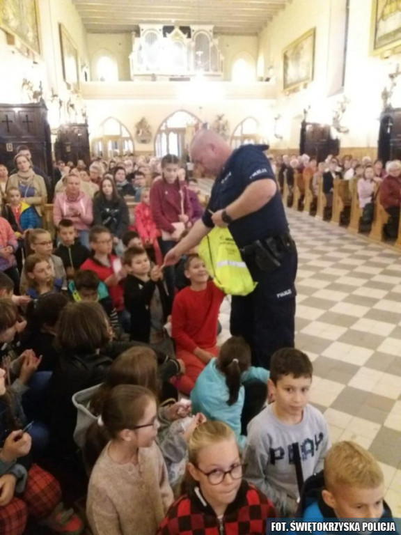 Policjanci przeprowadzili apel profilaktyczny w koneckiej kolegiacie