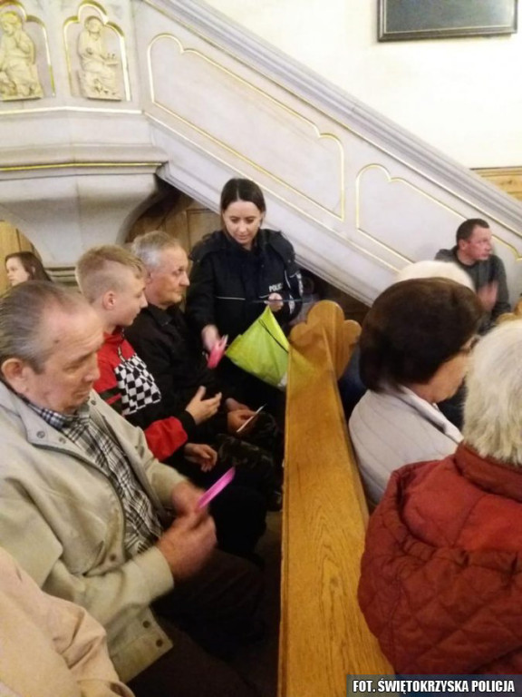 Policjanci przeprowadzili apel profilaktyczny w koneckiej kolegiacie