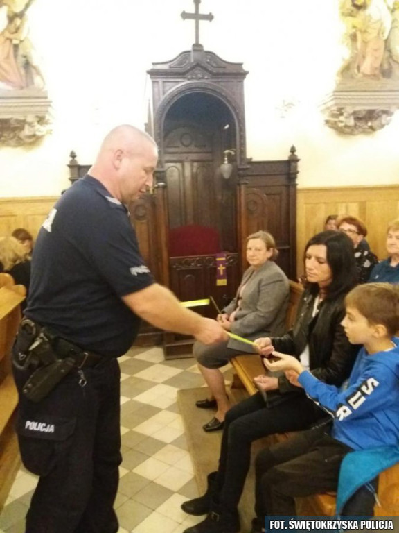 Policjanci przeprowadzili apel profilaktyczny w koneckiej kolegiacie