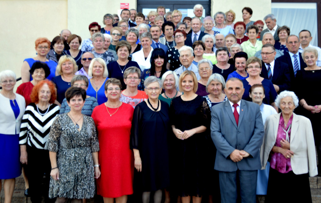 Kwiaty i odznaki na Dzień Seniora w Stąporkowie [zdjęcia]