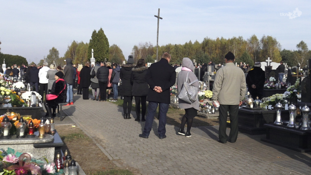 Wszystkich Świętych w powiecie koneckim. Bez tłumów na cmentarzach [zdjęcia]