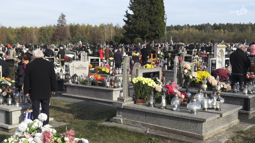 Wszystkich Świętych w powiecie koneckim. Bez tłumów na cmentarzach [zdjęcia]