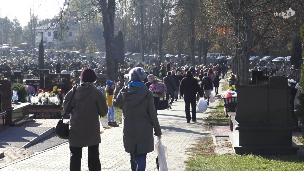 Wszystkich Świętych w powiecie koneckim. Bez tłumów na cmentarzach [zdjęcia]