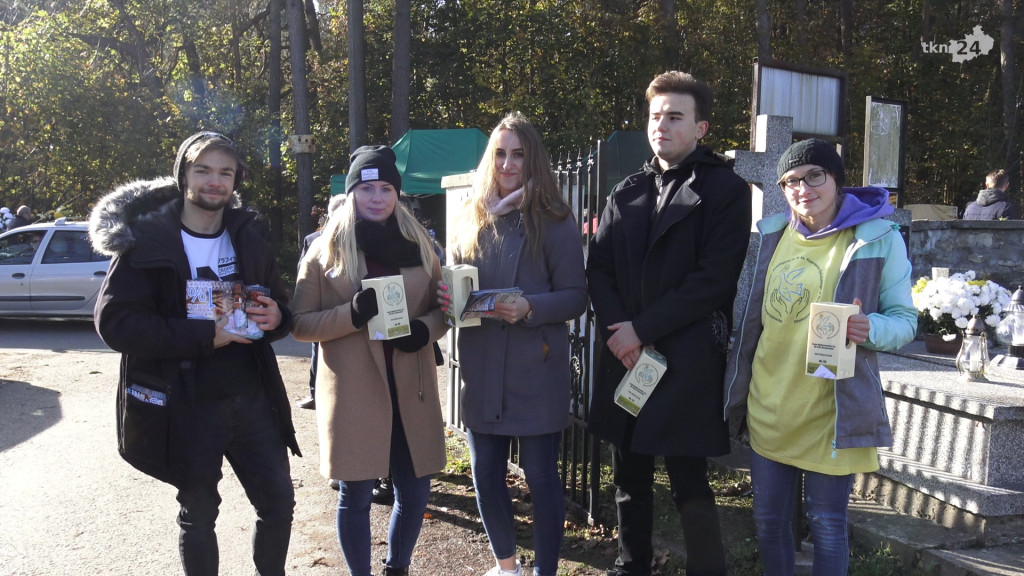 Wszystkich Świętych w powiecie koneckim. Bez tłumów na cmentarzach [zdjęcia]