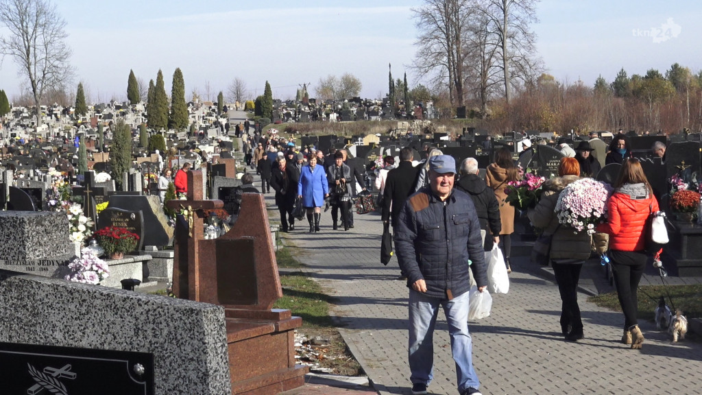 Wszystkich Świętych w powiecie koneckim. Bez tłumów na cmentarzach [zdjęcia]