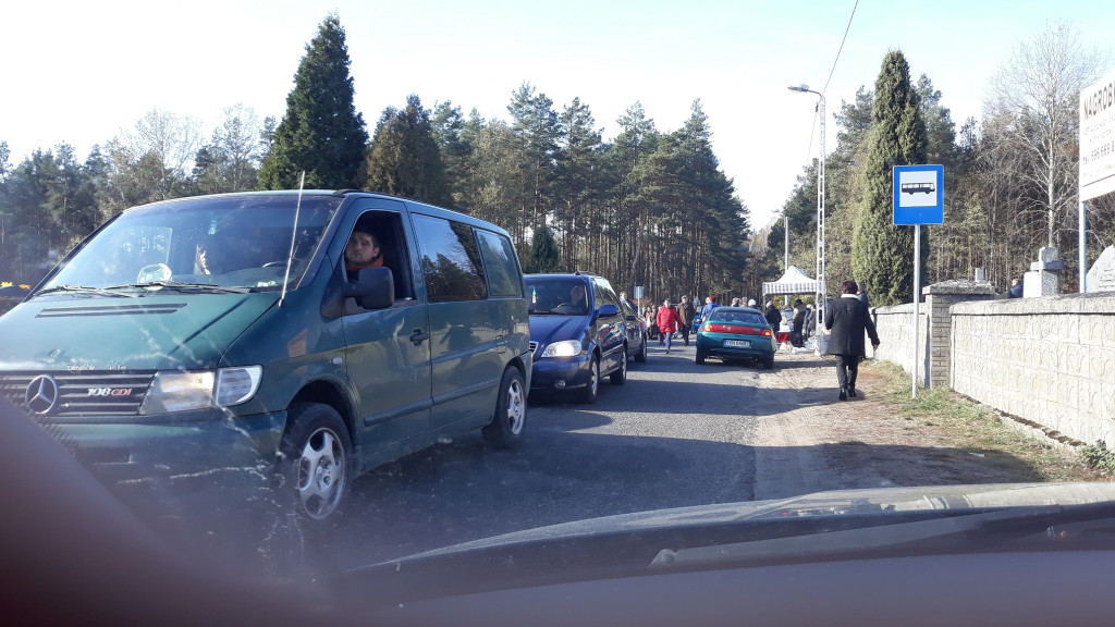 Wszystkich Świętych w powiecie koneckim. Bez tłumów na cmentarzach [zdjęcia]
