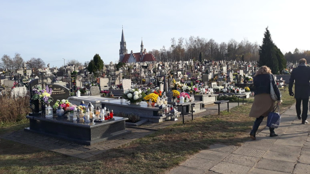 Wszystkich Świętych w powiecie koneckim. Bez tłumów na cmentarzach [zdjęcia]