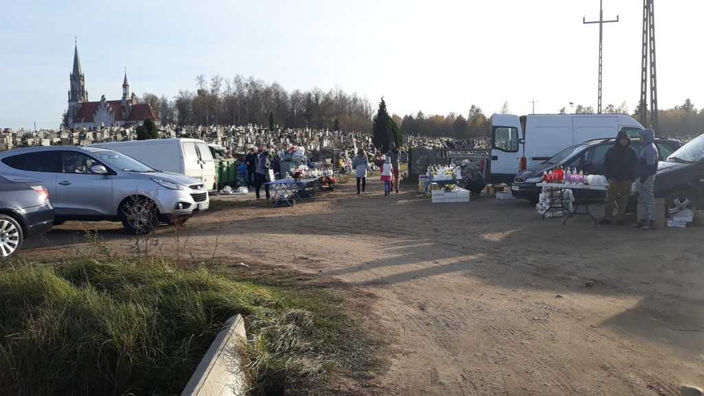 Wszystkich Świętych w powiecie koneckim. Bez tłumów na cmentarzach [zdjęcia]