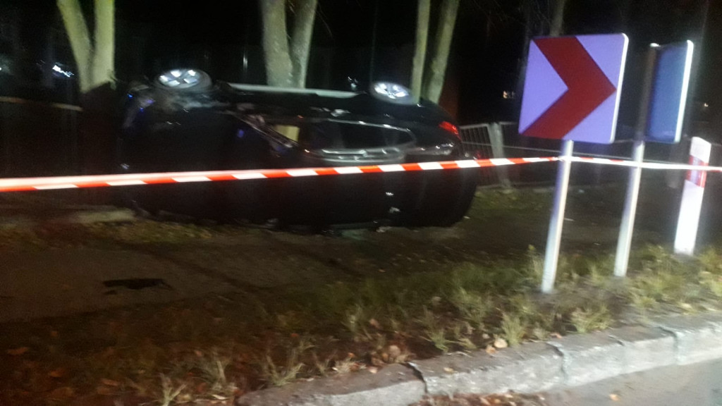BMW uderzyło w ogrodzenie szkoły. Kierowca uciekł [zdjęcia]