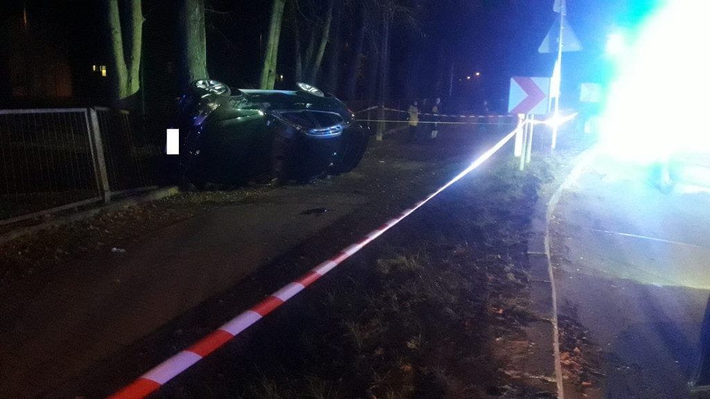 BMW uderzyło w ogrodzenie szkoły. Kierowca uciekł [zdjęcia]