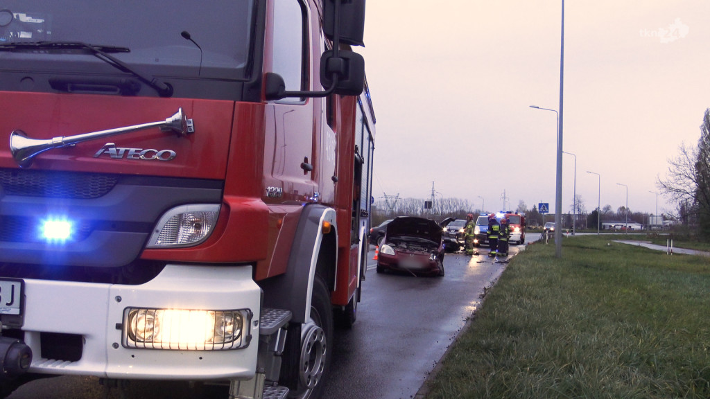 Wypadek na obwodnicy Końskich. Jedna osoba zabrana do szpitala [wideo, zdjęcia]