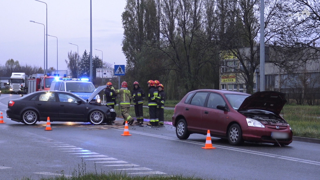 Wypadek na obwodnicy Końskich. Jedna osoba zabrana do szpitala [wideo, zdjęcia]
