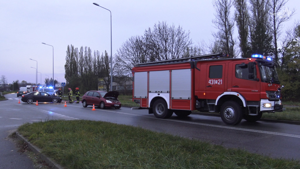 Wypadek na obwodnicy Końskich. Jedna osoba zabrana do szpitala [wideo, zdjęcia]