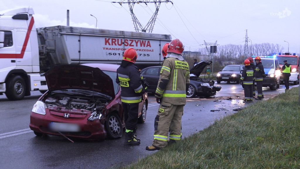 Wypadek na obwodnicy Końskich. Jedna osoba zabrana do szpitala [wideo, zdjęcia]
