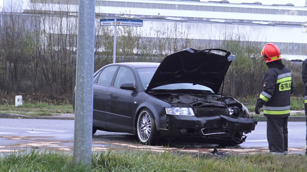 Wypadek na obwodnicy Końskich. Jedna osoba zabrana do szpitala [wideo, zdjęcia]