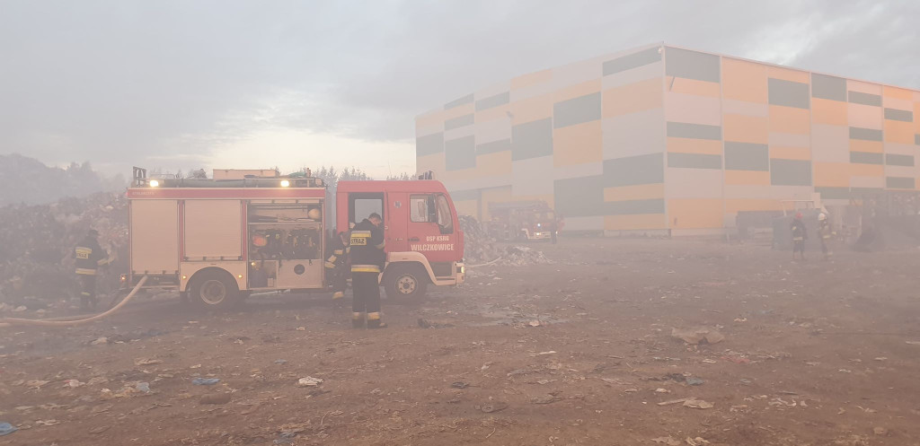 AKTUALIZACJA: Znowu płonie składowisko w Fałkowie. To duży pożar! [wideo, zdjęcia]