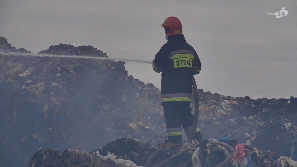 Fałków: Wysypisko dymi, w piątek nadzwyczajna sesja [wideo, zdjęcia]