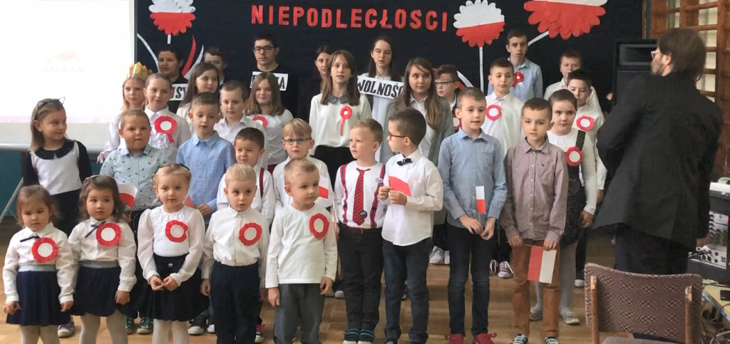 Malutka szkoła z pięknym programem na Święto Niepodległości [wideo, zdjęcia]