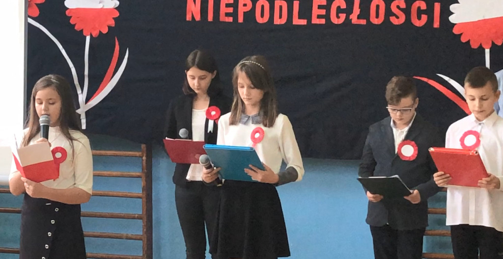 Malutka szkoła z pięknym programem na Święto Niepodległości [wideo, zdjęcia]
