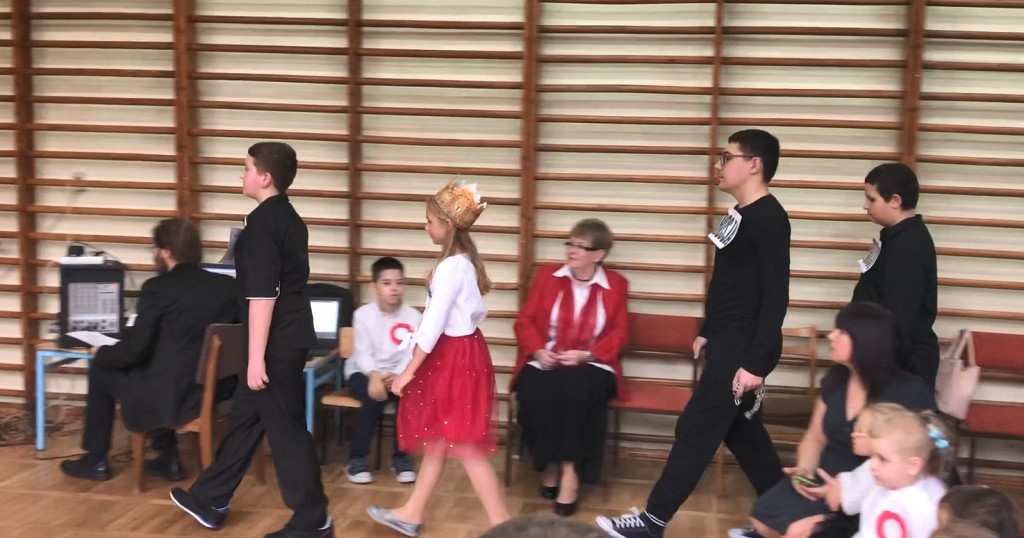 Malutka szkoła z pięknym programem na Święto Niepodległości [wideo, zdjęcia]