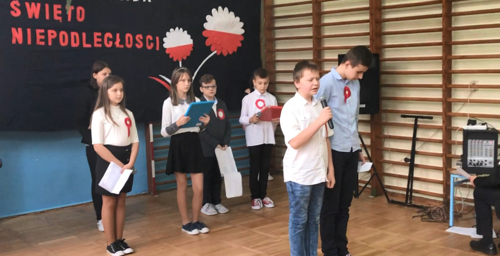 Malutka szkoła z pięknym programem na Święto Niepodległości [wideo, zdjęcia]