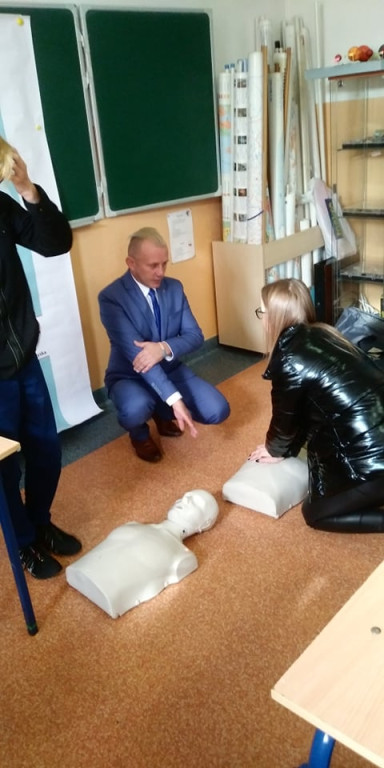 Jak ratować życie będąc w garniturze? Pokazuje Marcin Pytlos [zdjęcia]