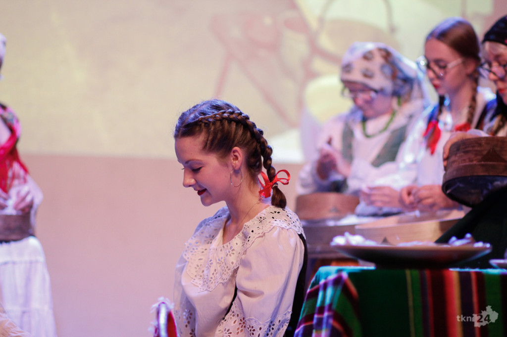 Wideo: Przedstawienie pełne folkloru w Domu Kultury