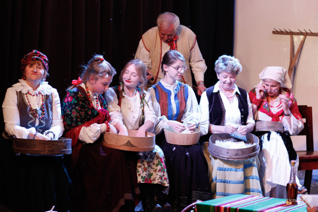 Wideo: Przedstawienie pełne folkloru w Domu Kultury