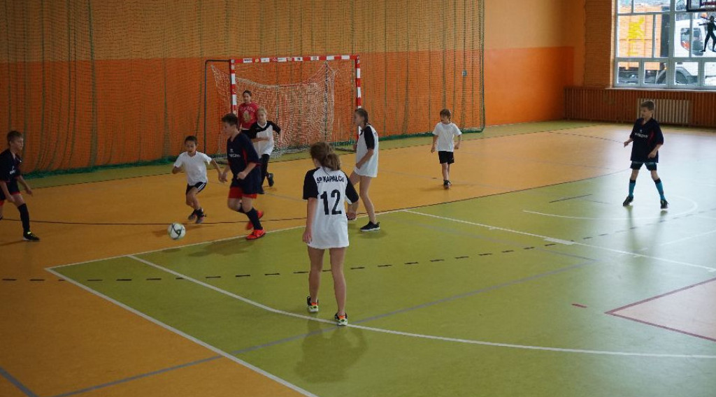 Dwa turnieje halowej piłki nożnej rozegrano w Radoszycach [zdjęcia]