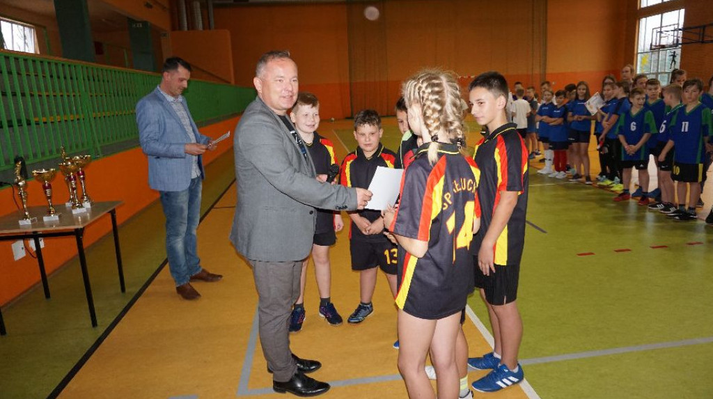 Dwa turnieje halowej piłki nożnej rozegrano w Radoszycach [zdjęcia]