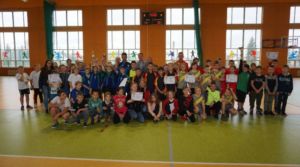 Dwa turnieje halowej piłki nożnej rozegrano w Radoszycach [zdjęcia]