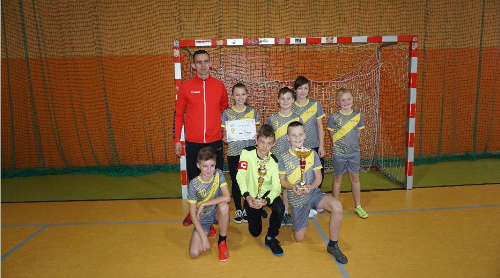 Dwa turnieje halowej piłki nożnej rozegrano w Radoszycach [zdjęcia]